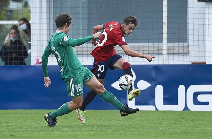 Aimar Oroz, ante Beñat Garro, en un lance del encuentro ante el Arenas.