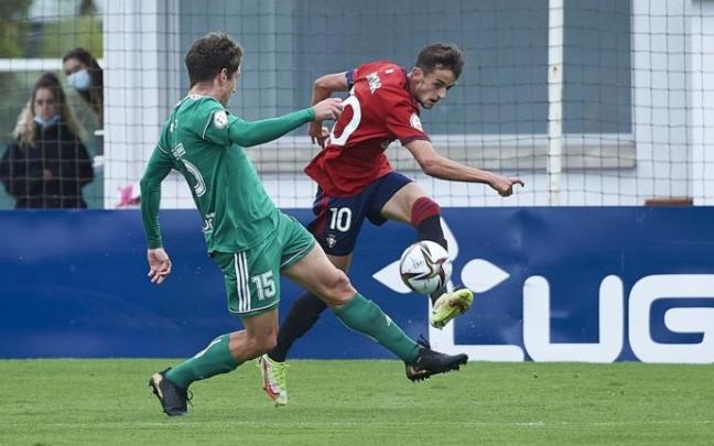 Aimar Oroz, ante Beñat Garro, en un lance del encuentro ante el Arenas.