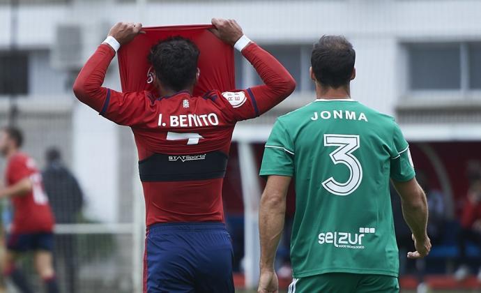 Iker Benito se lamenta de una acción ante el Arenas