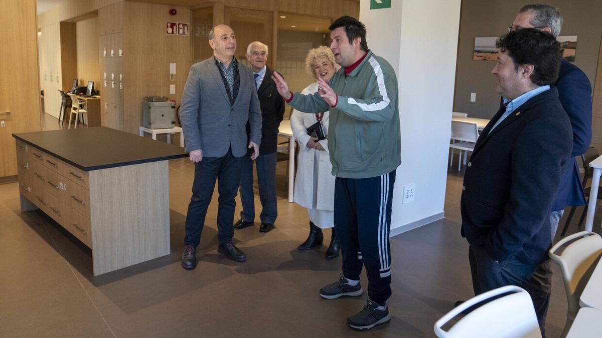 Óscar hernández, una de las personas usuarias de este nuevo 'garagune' de Zarautz, ha explicado, este lunes, las actividades que llevan a cabo a diario a la instituciones presentes en la inauguración oficial.