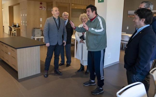 Óscar hernández, una de las personas usuarias de este nuevo 'garagune' de Zarautz, ha explicado, este lunes, las actividades que llevan a cabo a diario a la instituciones presentes en la inauguración oficial.