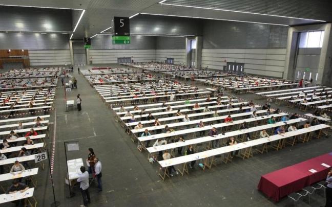 Aspirantes a una plaza de funcionario, durante un examen en el BEC Aspirantes a una plaza de funcionario, durante un examen en el BEC