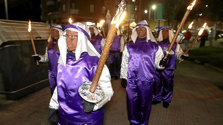 Las antorchas iluminaron la noche.