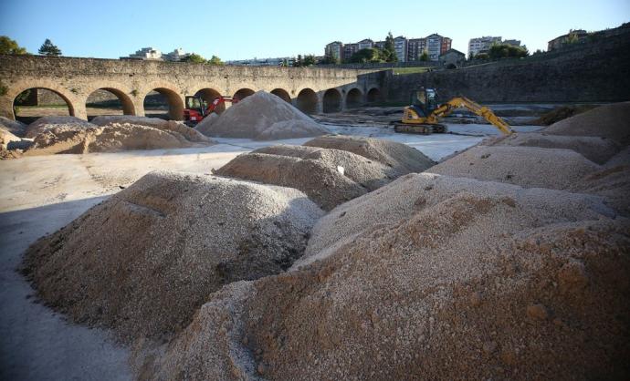 Montones de arena en los fosos de la Ciudadela