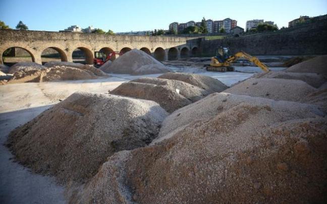 Montones de arena en los fosos de la Ciudadela