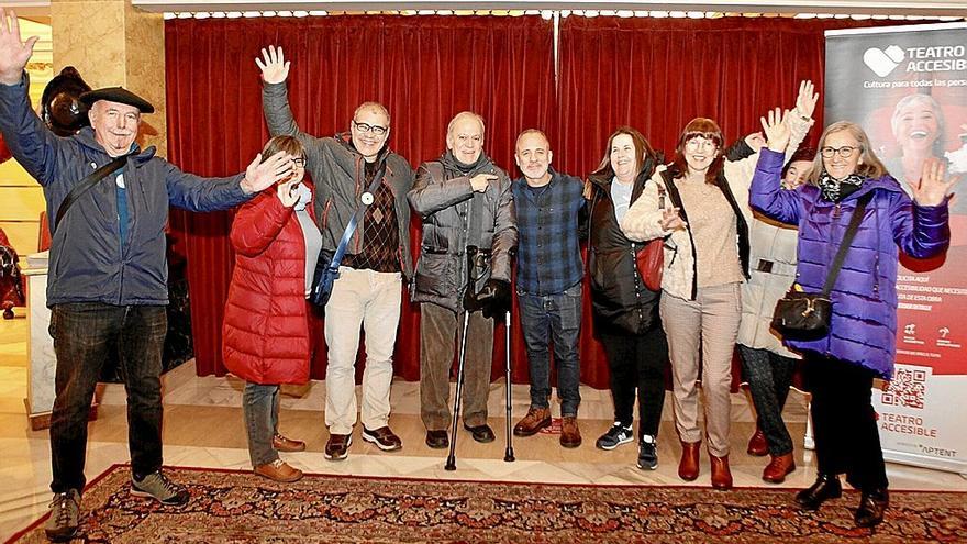 El actor Javier Gutiérrez quiso acompañar a los espectadores antes de que comenzase la representación de ‘Los santos inocentes’. | FOTO: PILAR BARCO