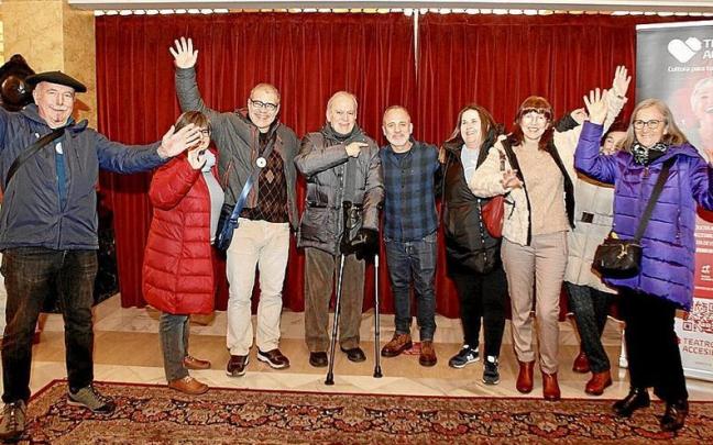El actor Javier Gutiérrez quiso acompañar a los espectadores antes de que comenzase la representación de ‘Los santos inocentes’. | FOTO: PILAR BARCO