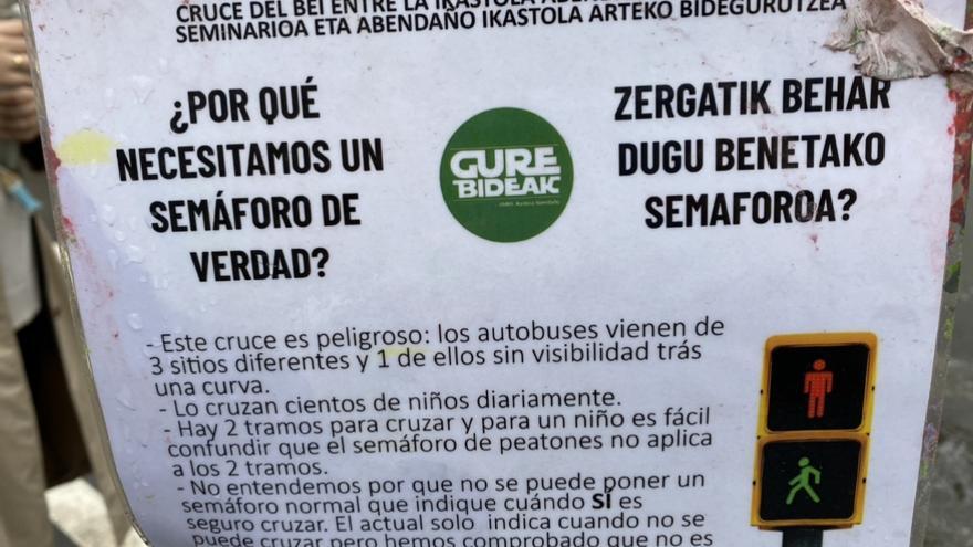 Cartel de familias de Abendaño en el cruce entre Pedro Asúa y Beat Tomás de Zumárraga