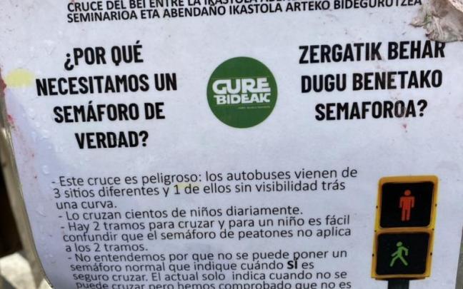 Cartel de familias de Abendaño en el cruce entre Pedro Asúa y Beat Tomás de Zumárraga