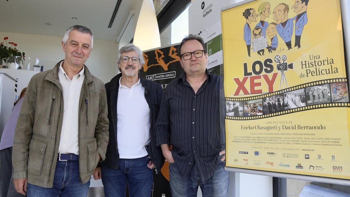 Loyola Garmendia, David Berraondo y Eneko Olasagasti han presentado este lunes en Donostia el documental sobre la historia de Los Xey.