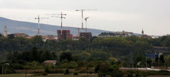 Imagen de las construcciones en el solar de Salesianos, donde se levantará un civivox con cubierta ajardinada.