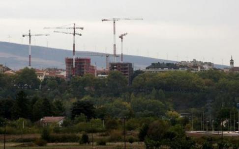 Imagen de las construcciones en el solar de Salesianos, donde se levantará un civivox con cubierta ajardinada.