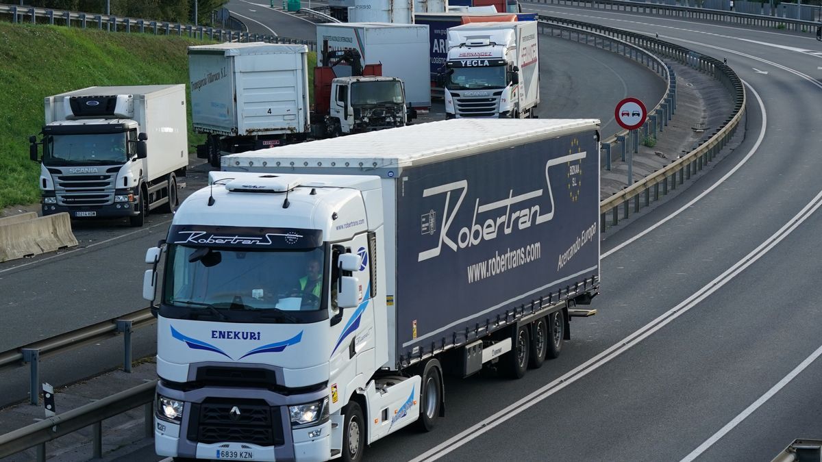 Los camioneros son uno de los sectores beneficiados con el nuevo paquete de ayudas del Estado.