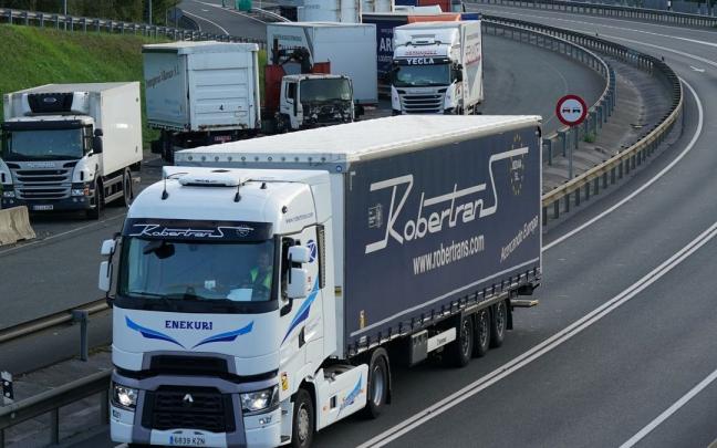 Los camioneros son uno de los sectores beneficiados con el nuevo paquete de ayudas del Estado.