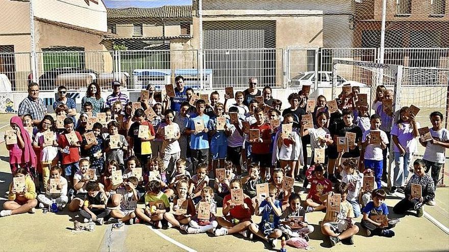 Los alumnos del colegio de Sartaguda posan con sus nuevas agendas y con las personas encargadas de hacerlas gracias a los talleres de la Fundación Mejorando Cada día.