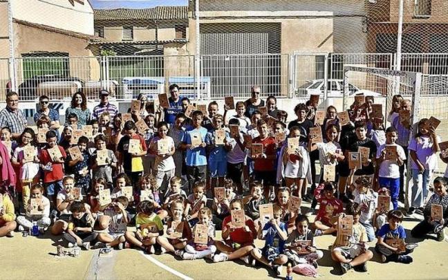 Los alumnos del colegio de Sartaguda posan con sus nuevas agendas y con las personas encargadas de hacerlas gracias a los talleres de la Fundación Mejorando Cada día. Los alumnos del colegio de Sartaguda posan con sus nuevas agendas y con las personas encargadas de hacerlas gracias a los talleres de la Fundación Mejorando Cada día.