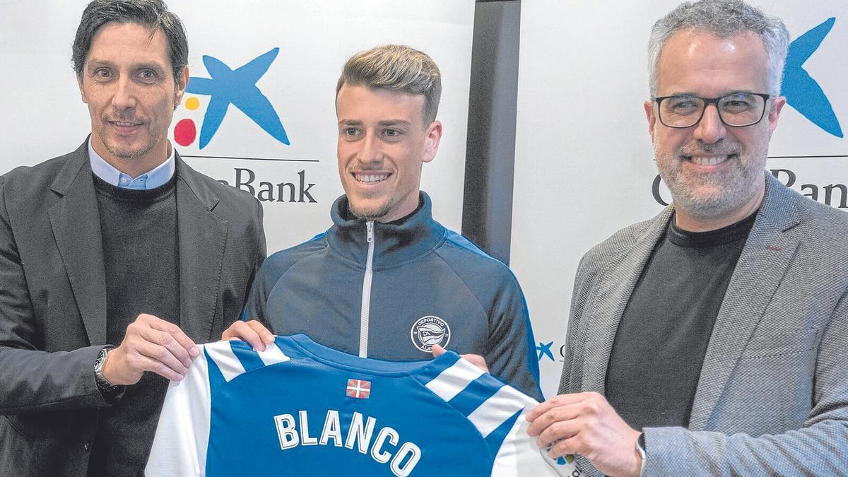 Imagen de la presentación del nuevo jugador del Alavés, Antonio Blanco.