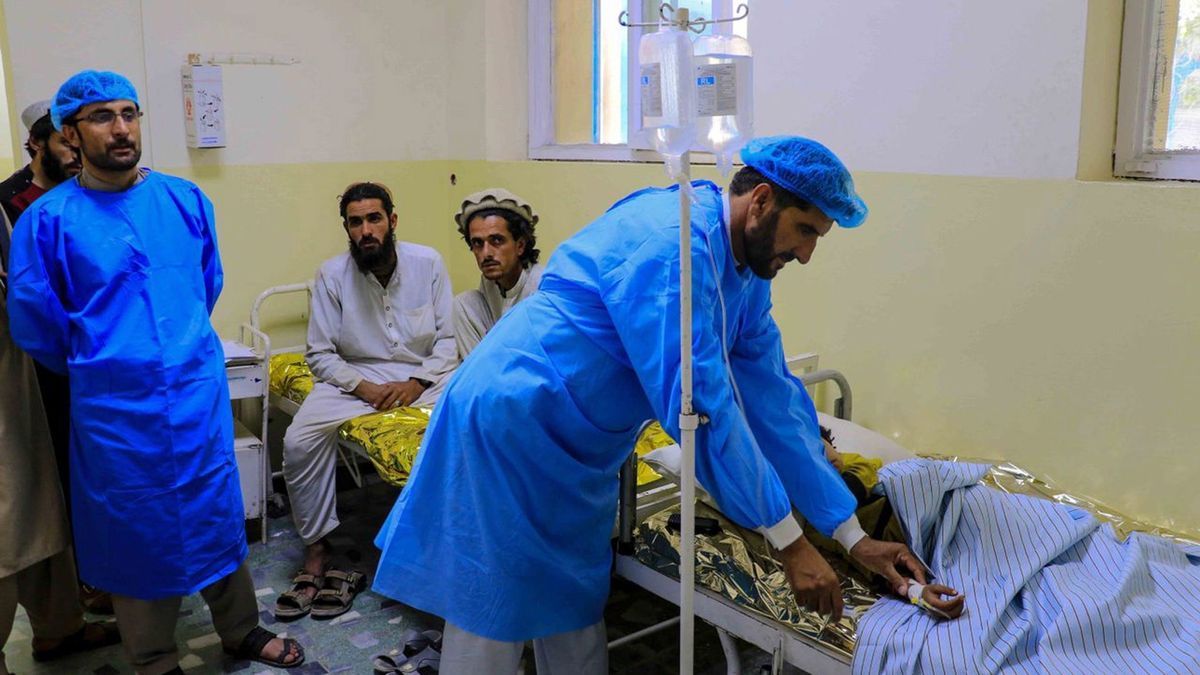 Un herido por el terremoto de Afganistán.