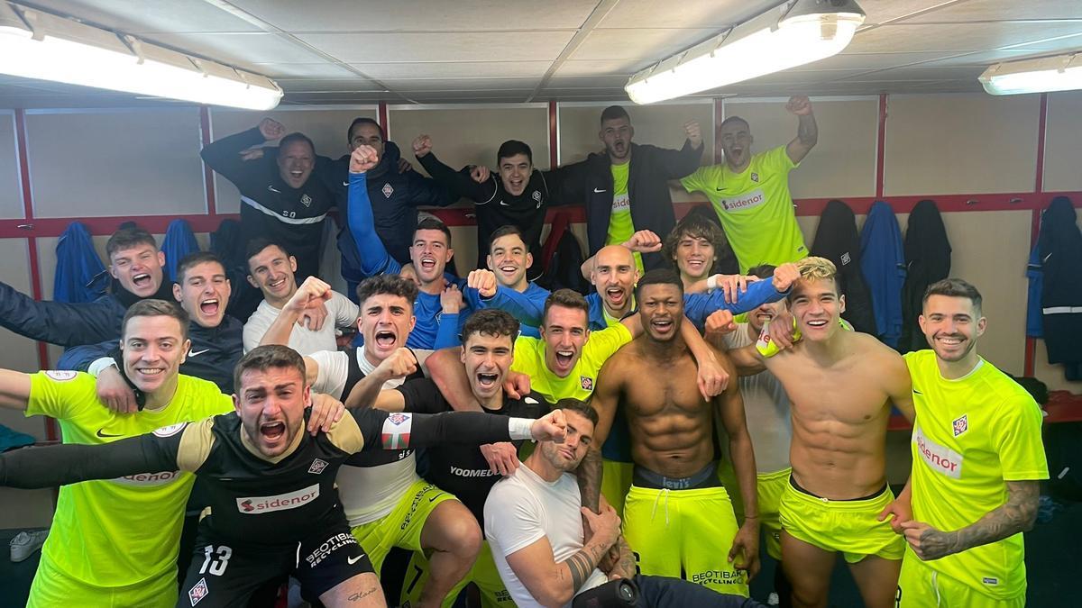 Los jugadores del Amorebieta celebran el triunfo en el vestuario.