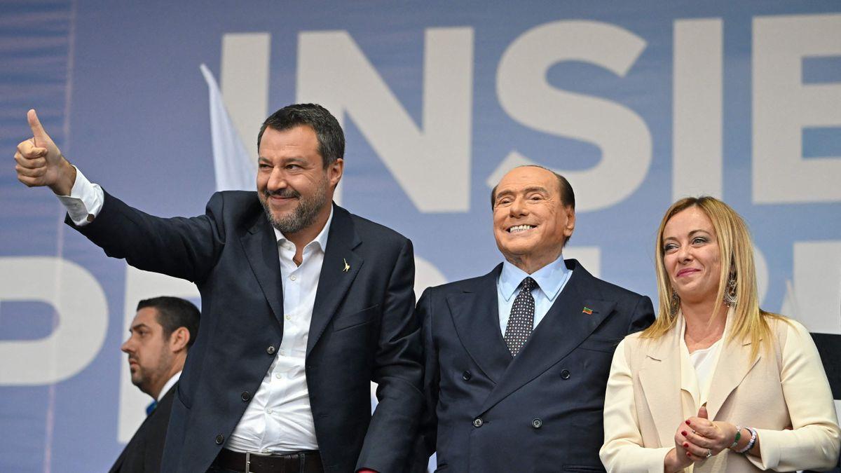 Matteo Salvini (i) junto a Silvio Berlusconi y a Giorgia Meloni.