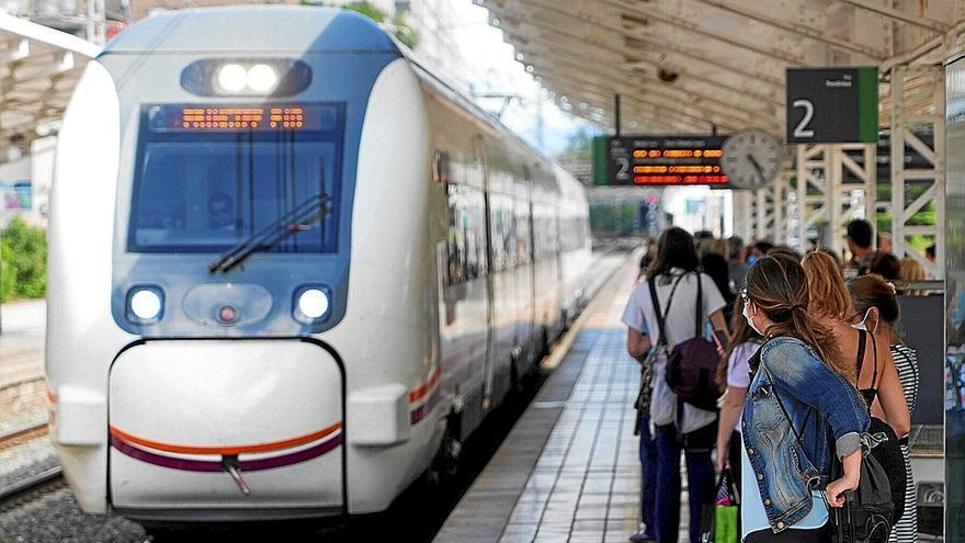 Diversos pasajeros ayer en la estación de tren de Vitoria. El apeadero de la capital alavesa registra mucho movimiento por el periodo vacacional.