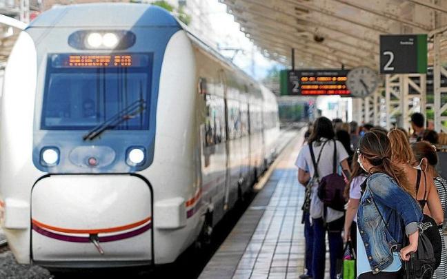 Diversos pasajeros ayer en la estación de tren de Vitoria. El apeadero de la capital alavesa registra mucho movimiento por el periodo vacacional.