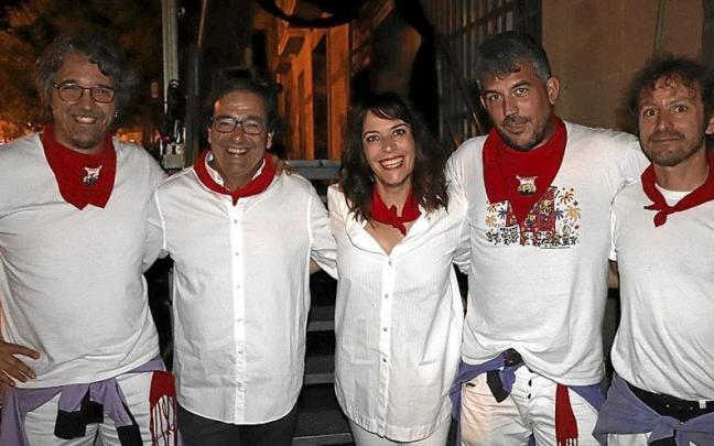 Aroa Berrozpe, el hijo del Señor Tomás y miembros de la peña Andatu antes del evento.