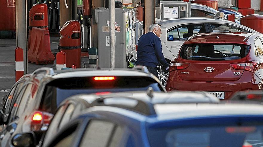 Un hombre echa gasolina a su vehículo en los últimos días antes de acabar la bonificación.