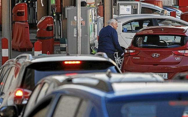 Un hombre echa gasolina a su vehículo en los últimos días antes de acabar la bonificación. Un hombre echa gasolina a su vehículo en los últimos días antes de acabar la bonificación.