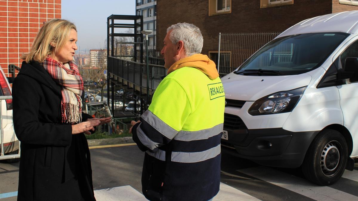 Amaia del Campo junto a uno de los operarios de la obra