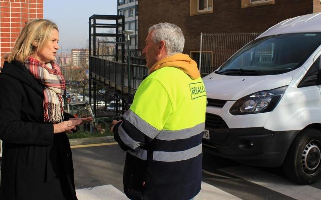Amaia del Campo junto a uno de los operarios de la obra