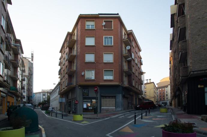 Bloque de viviendas de la calle Río Urrobi que podría ser afectado por el derribo del colegio Paderborn, dentro del Plan Especial de Actuación Urbana previsto en la Milagrosa.