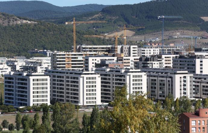 Bloques de viviendas de Erripagaña. Al fondo, grúas de la construcción.