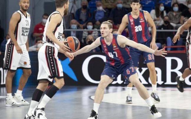 Kurucs defiende al Chacho en un partido de Euroliga