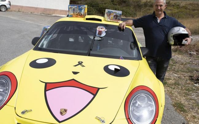 IñakiZozaya junto a su coche, en otra iniciativa solidaria.