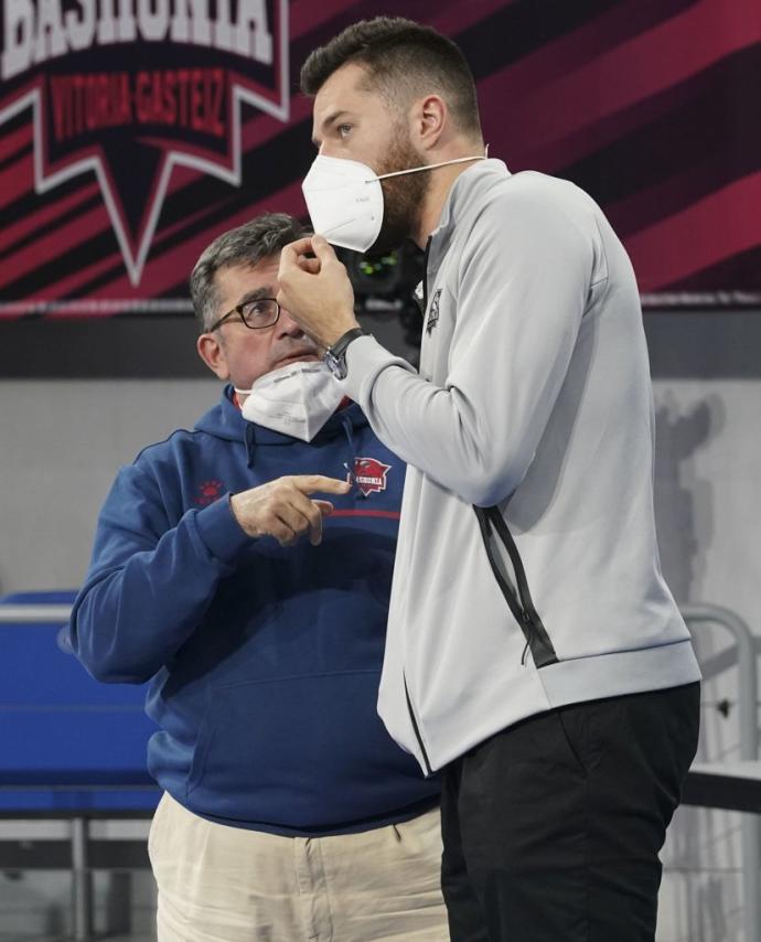 Peters dialoga con uno de los responsables médicos del Baskonia