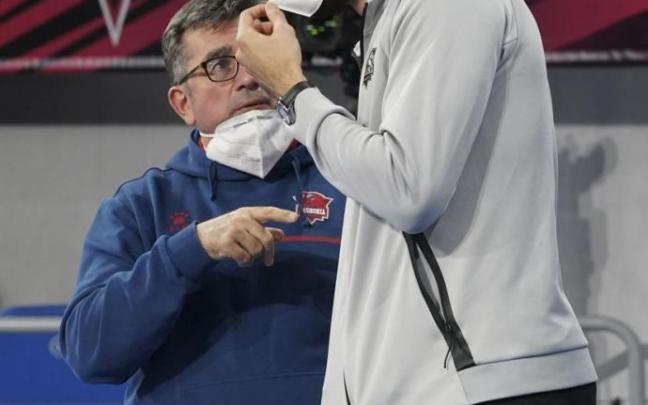 Peters dialoga con uno de los responsables médicos del Baskonia