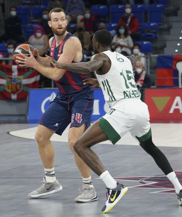 Costello protege el balón ante White (Panathinaikos).