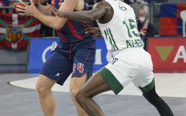 Costello protege el balón ante White (Panathinaikos). Costello protege el balón ante White (Panathinaikos).