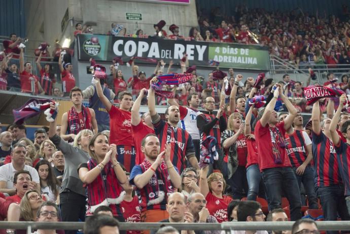 Varios aficionados animan al Baskonia en una Copa del Rey anterior.