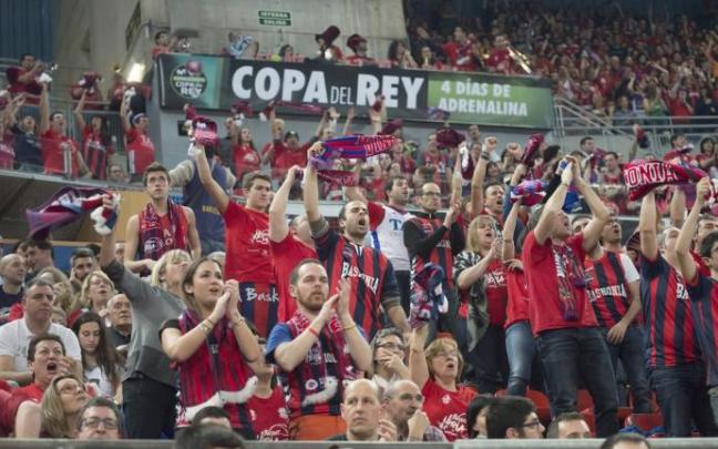 Varios aficionados animan al Baskonia en una Copa del Rey anterior.