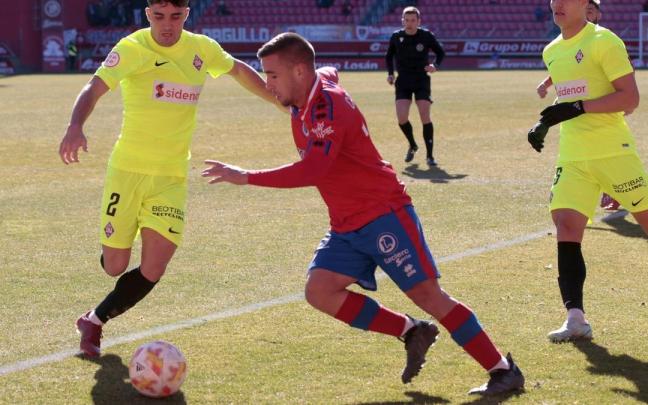Jorge Mier intenta frenar un avance de un jugador del Numancia ante la presencia de su compañero Yriarte. Jorge Mier intenta frenar un avance de un jugador del Numancia ante la presencia de su compañero Yriarte.