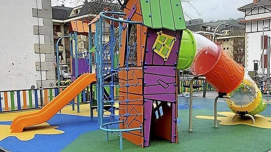 Área de juego infantil renovada en Plaza Garai de Artziniega.