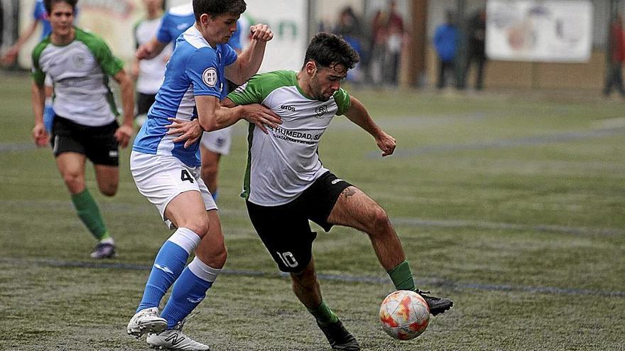 El local Mata luchando por el balón contra Azcue. | FOTO: IÑAKI PORTO