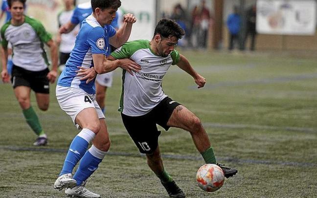 El local Mata luchando por el balón contra Azcue. | FOTO: IÑAKI PORTO El local Mata luchando por el balón contra Azcue. | FOTO: IÑAKI PORTO