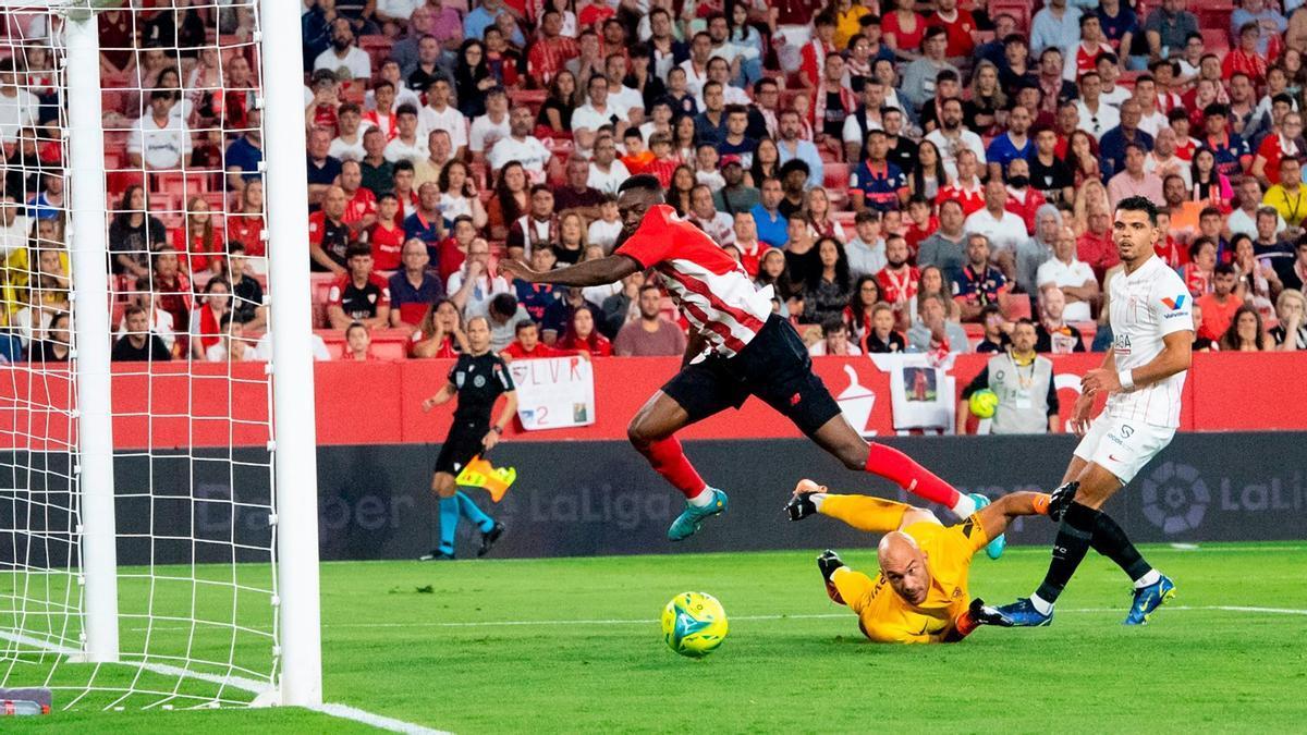 Iñaki Williams falla una ocasión durante la última visita del Athletic al Ramón Sánchez Pinzjuán