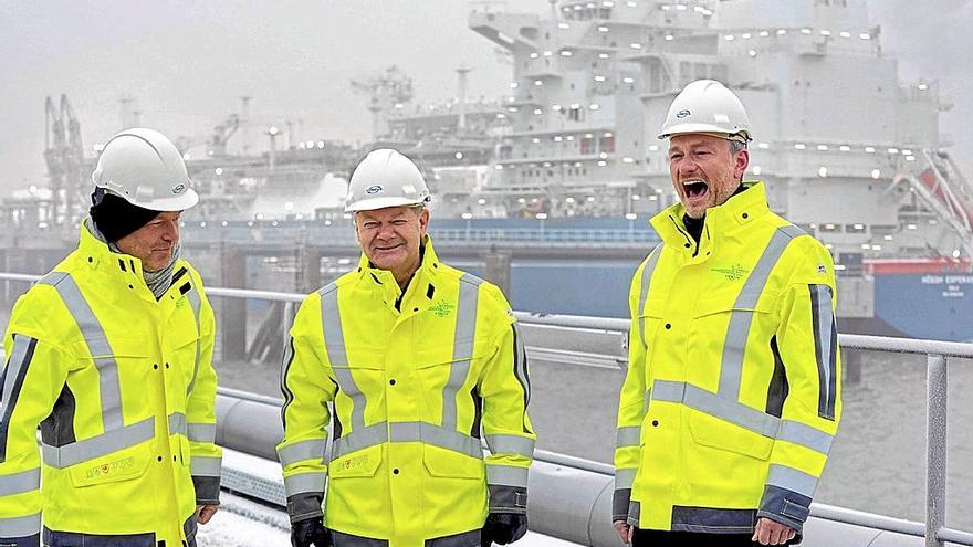 El canciller alemán, Olaf Scholz, en el centro ayer en Wilhelmshaven.