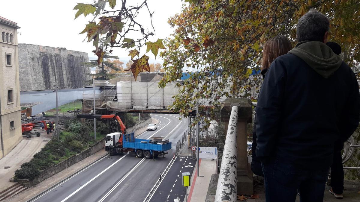 Viandantes observan las labores en la pasarela de Labrit