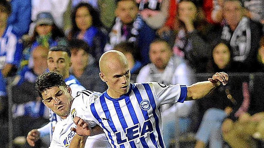 Guridi trata de controlar el balón ante el acoso de un jugador del Burgos. | FOTO: ÁREA 11