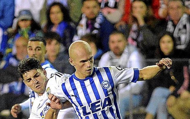 Guridi trata de controlar el bal&oacute;n ante el acoso de un jugador del Burgos. | FOTO: &Aacute;REA 11
